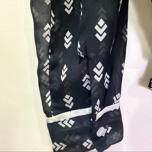 🖤Geometric Print Georgette Black Shirt for Women🖤 - Picture 6 of 7